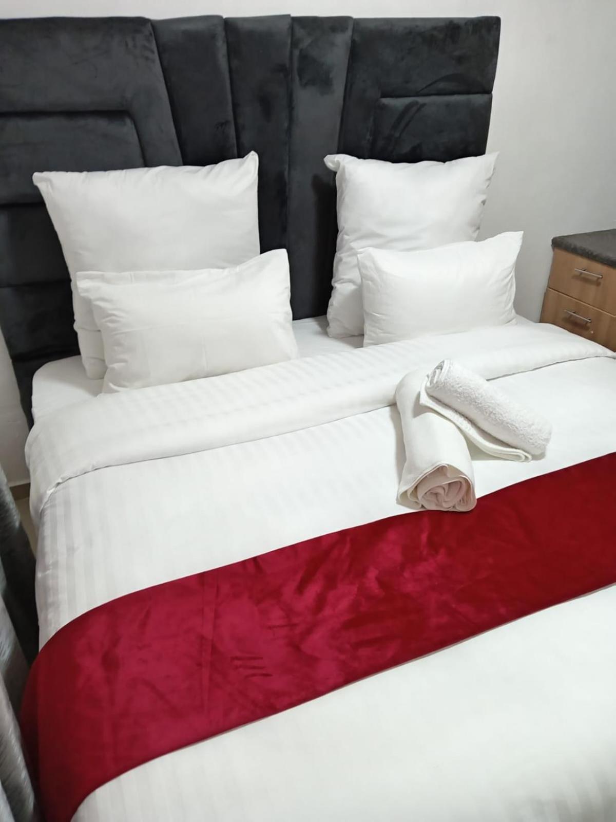 Gold Crown Room And Parlour Self-Catering Apartment With Balcony, Netflix & Youtube * Johannesburg