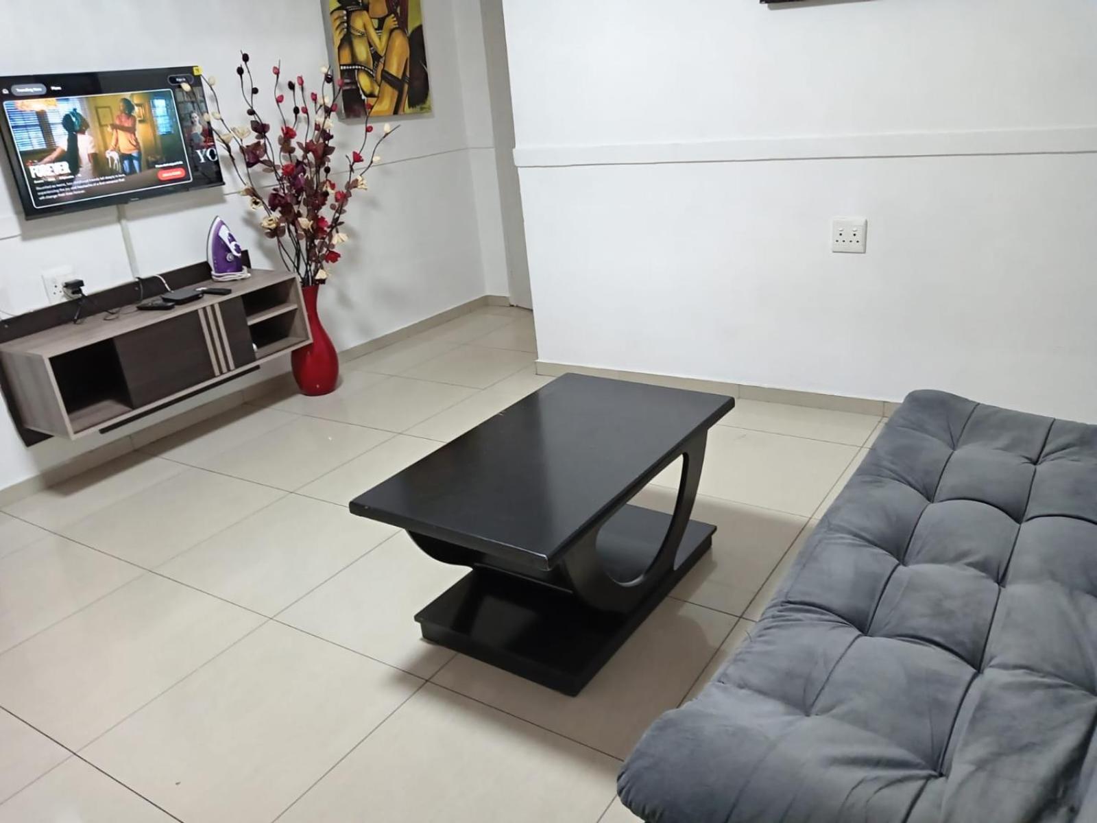 Gold Crown Room And Parlour Self-Catering Apartment With Balcony, Netflix & Youtube * Johannesburg