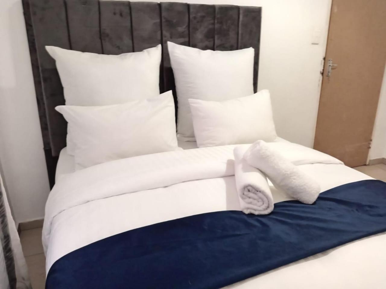 Gold Crown Room And Parlour Self-Catering Apartment With Balcony, Netflix & Youtube *