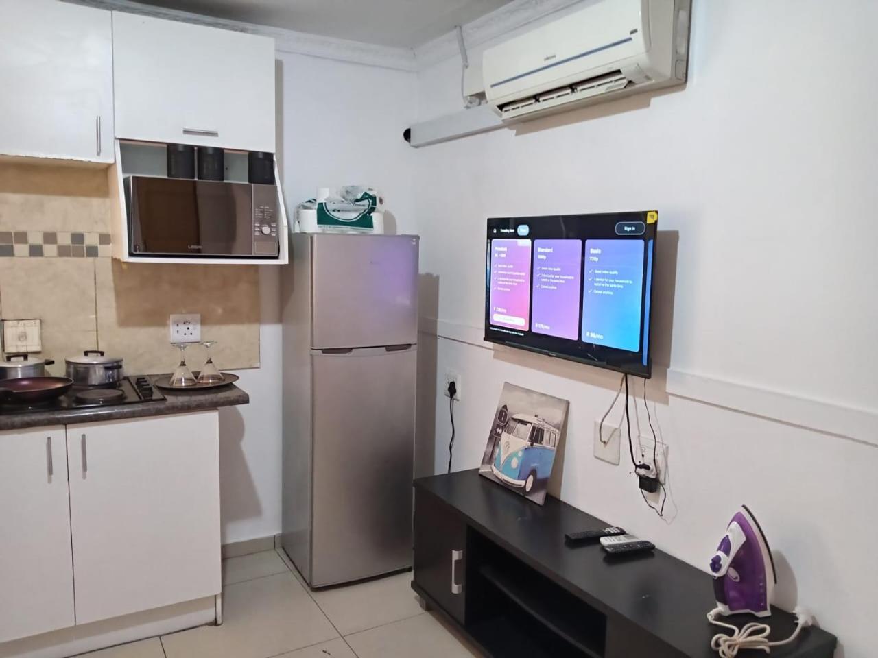 Gold Crown Room And Parlour Self-Catering Apartment With Balcony, Netflix & Youtube