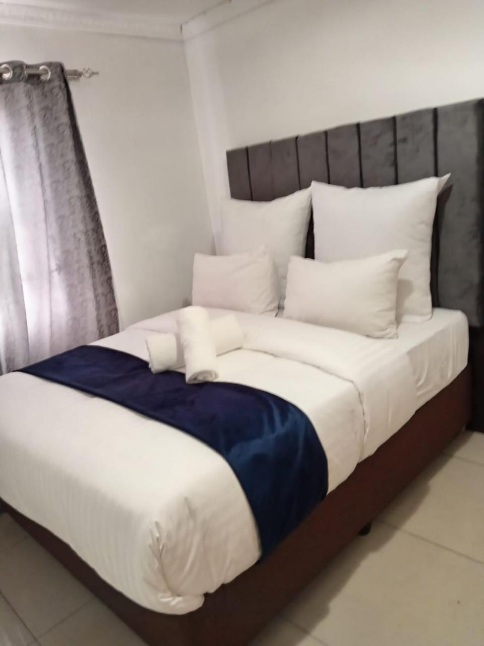 Aparthotel Gold Crown Room And Parlour Self-Catering Apartment With Balcony, Netflix & Youtube *