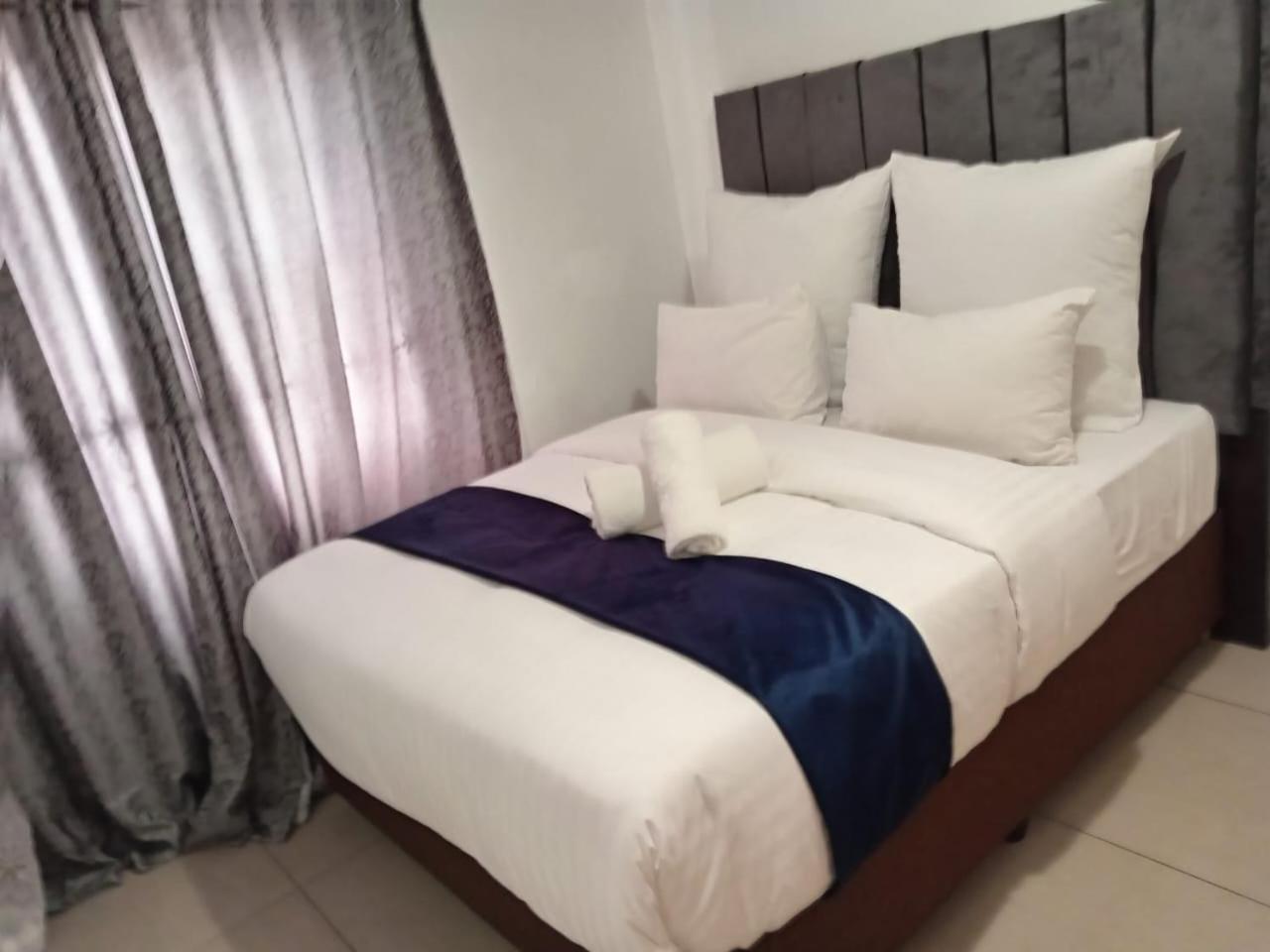 Gold Crown Room And Parlour Self-Catering Apartment With Balcony, Netflix & Youtube