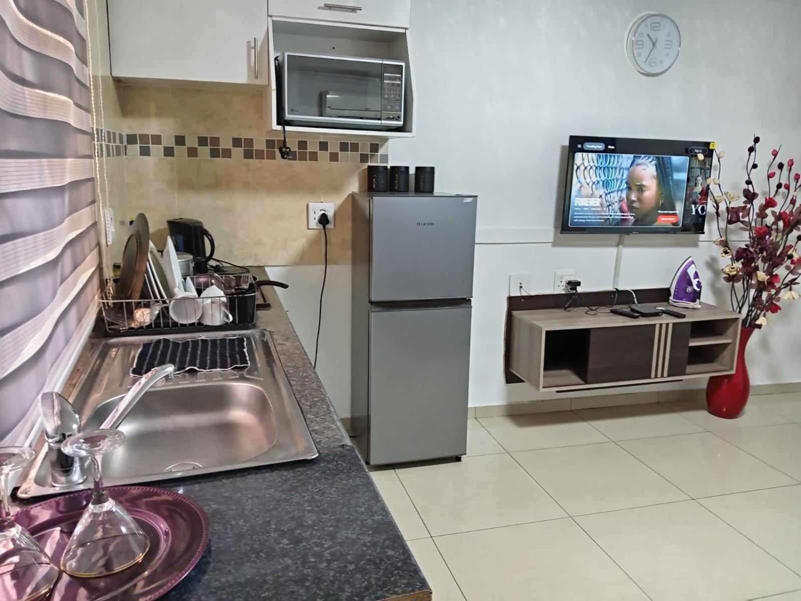 Gold Crown Room And Parlour Self-Catering Apartment With Balcony, Netflix & Youtube Aparthotel
