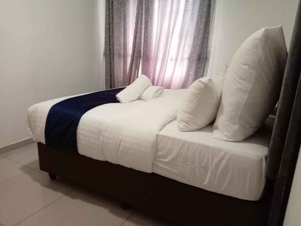 Gold Crown Room And Parlour Self-Catering Apartment With Balcony, Netflix & Youtube Johannesburg