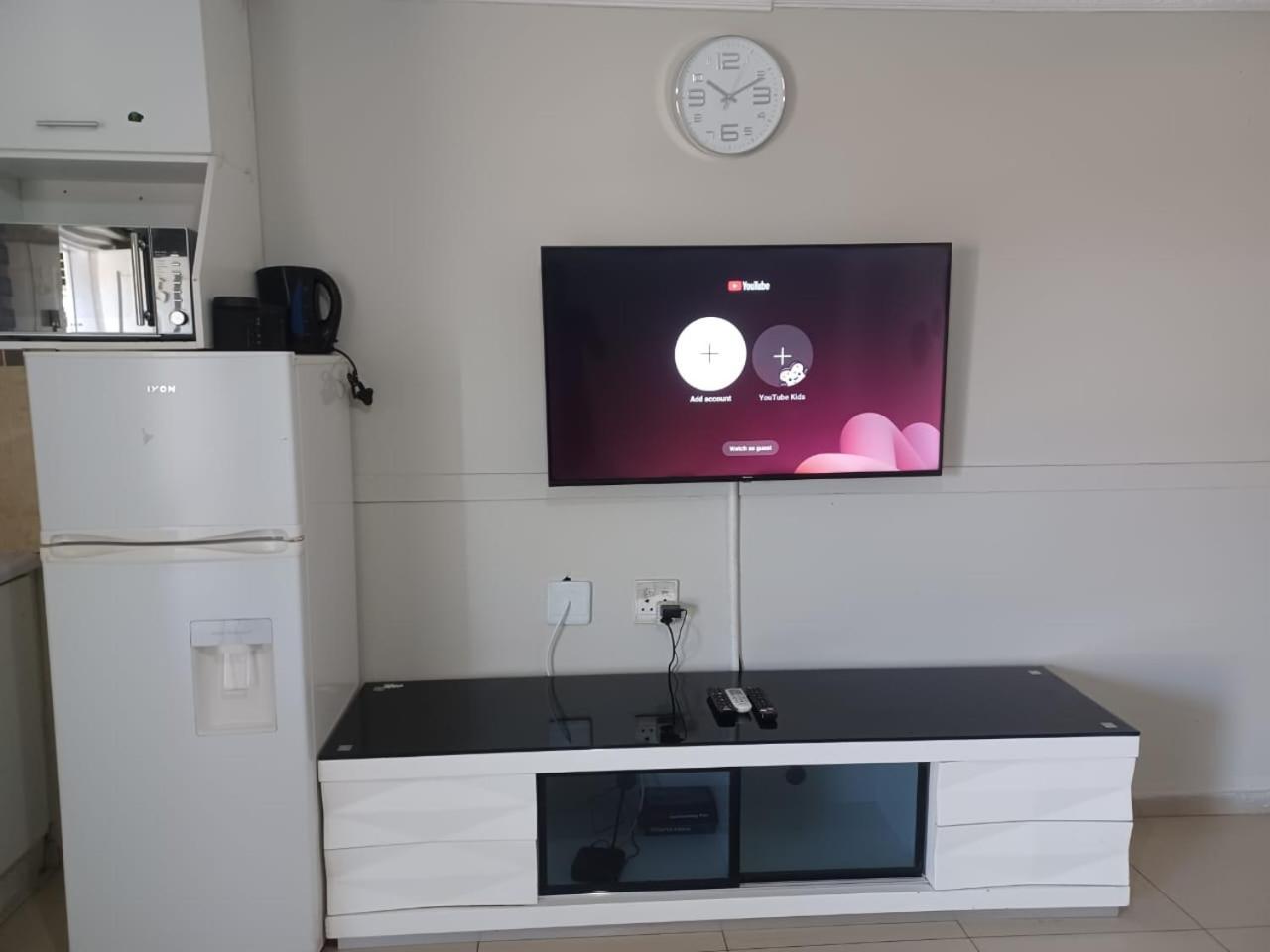 Gold Crown Room And Parlour Self-Catering Apartment With Balcony, Netflix & Youtube Aparthotel *
