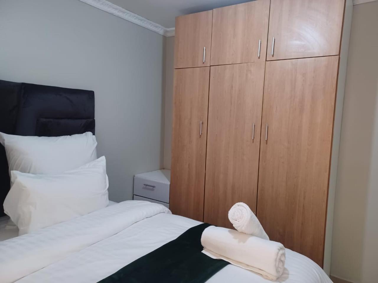 Gold Crown Room And Parlour Self-Catering Apartment With Balcony, Netflix & Youtube *