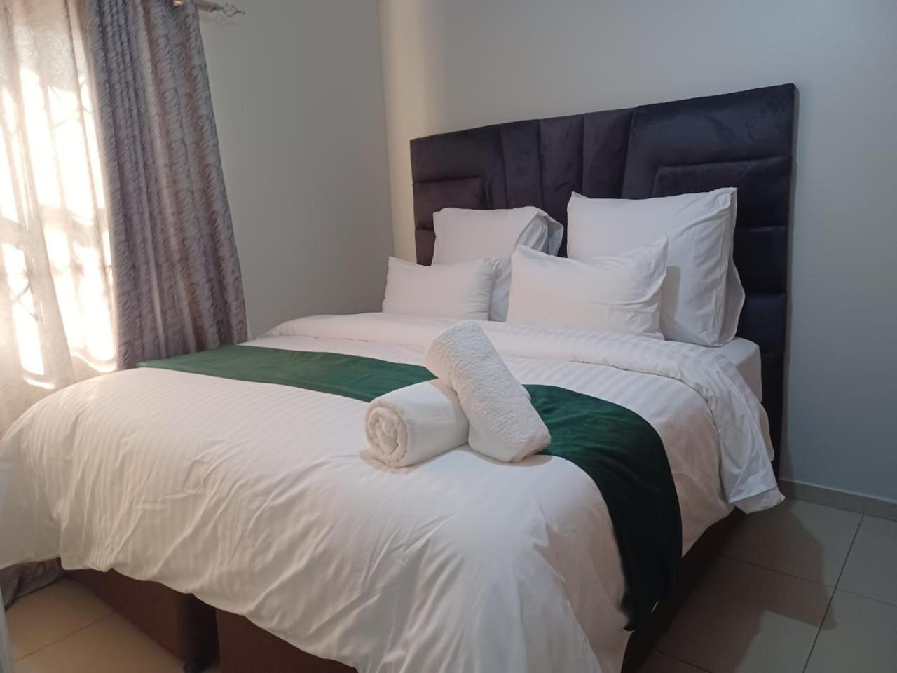 Aparthotel Gold Crown Room And Parlour Self-Catering Apartment With Balcony, Netflix & Youtube *