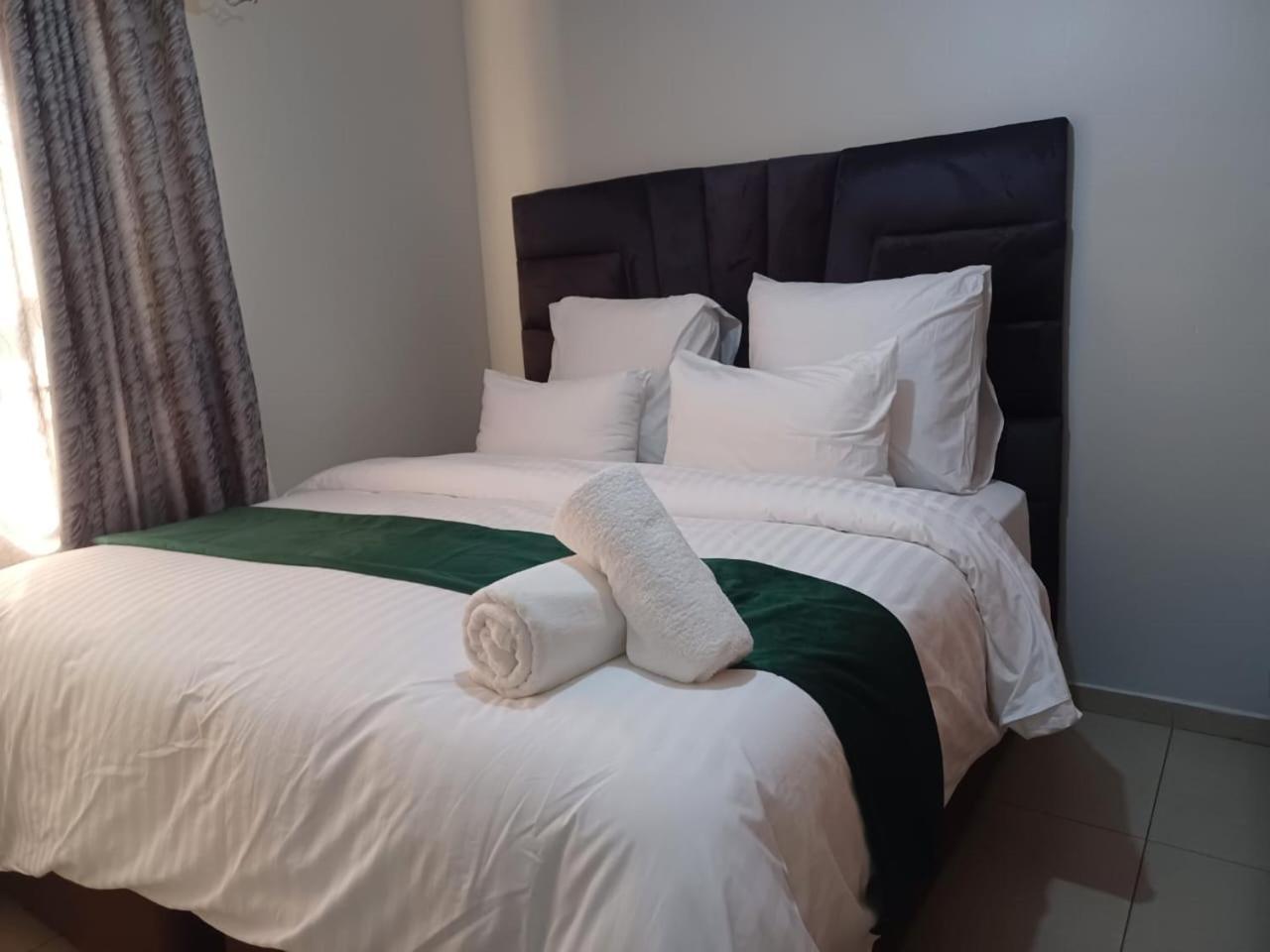 Gold Crown Room And Parlour Self-Catering Apartment With Balcony, Netflix & Youtube