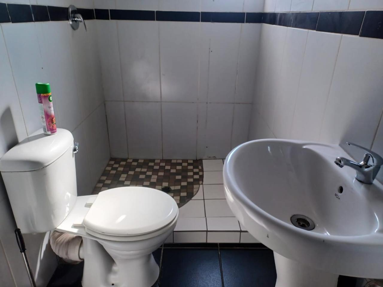 Gold Crown Room And Parlour Self-Catering Apartment With Balcony, Netflix & Youtube Aparthotel *