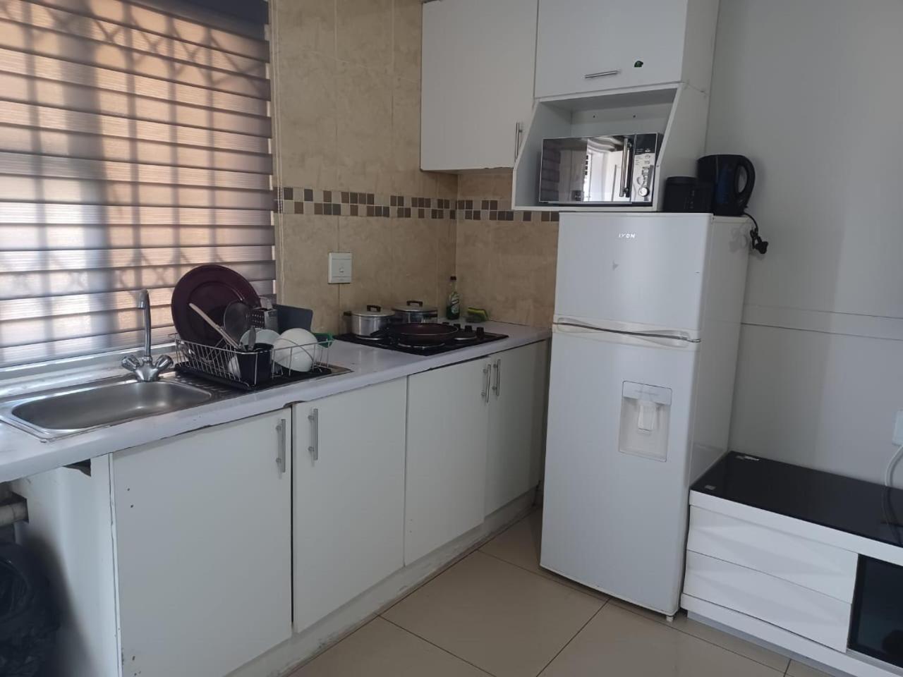 Gold Crown Room And Parlour Self-Catering Apartment With Balcony, Netflix & Youtube Aparthotel *