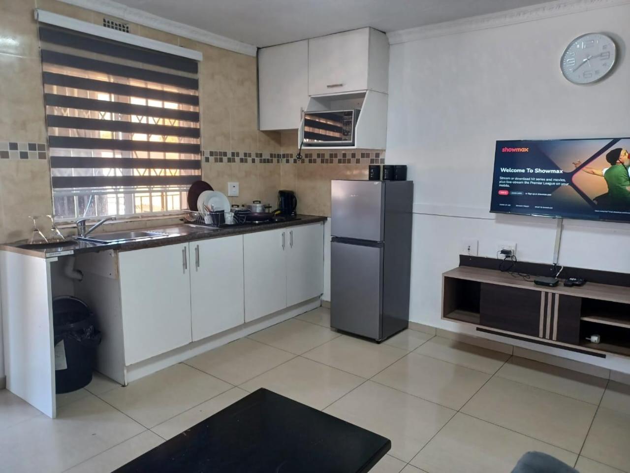 Aparthotel Gold Crown Room And Parlour Self-Catering Apartment With Balcony, Netflix & Youtube Johannesburg