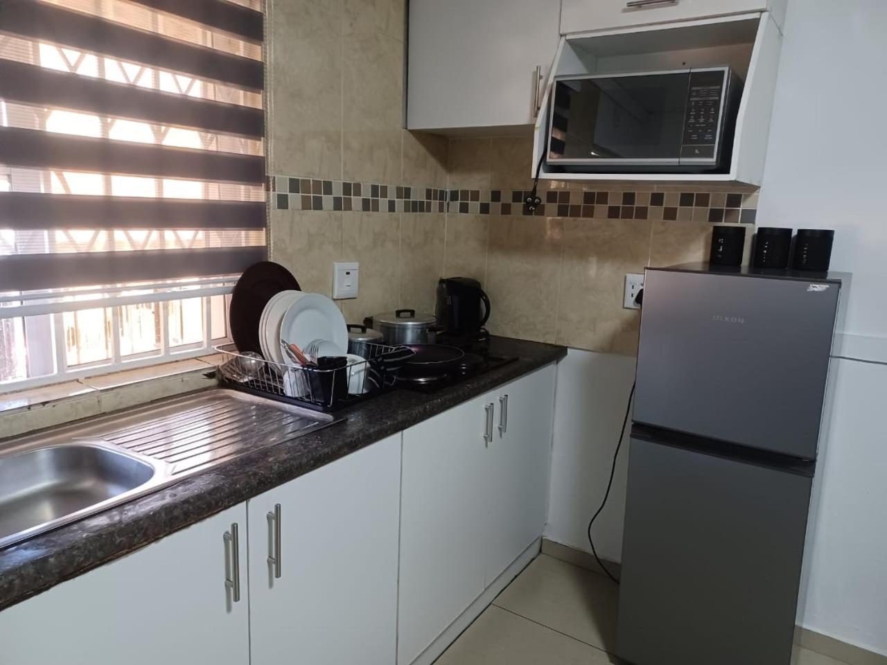 Gold Crown Room And Parlour Self-Catering Apartment With Balcony, Netflix & Youtube *