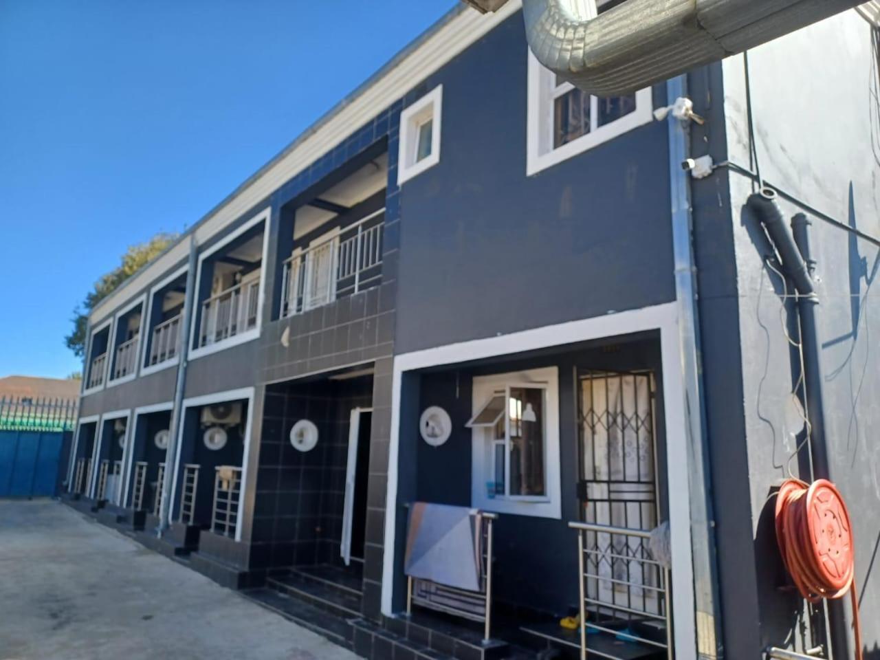 Gold Crown Room And Parlour Self-Catering Apartment With Balcony, Netflix & Youtube Aparthotel Johannesburg