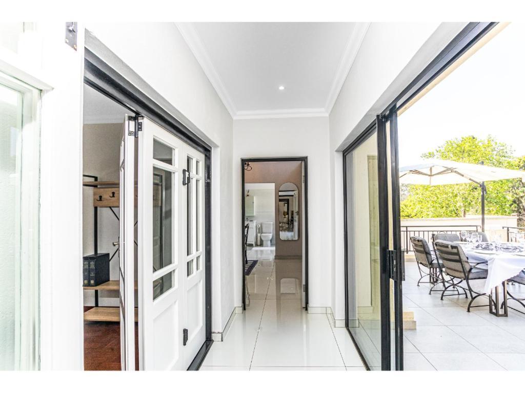 Kwamagogo Villa, Chartwell * Johannesburg