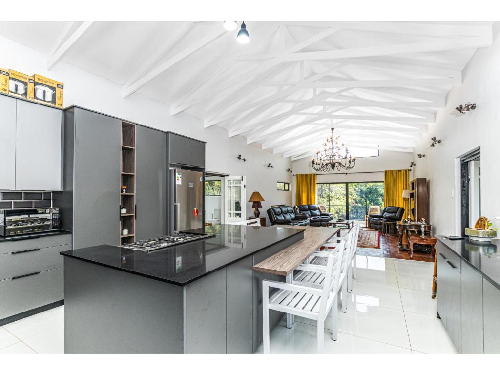 Kwamagogo Villa, Chartwell Apartment