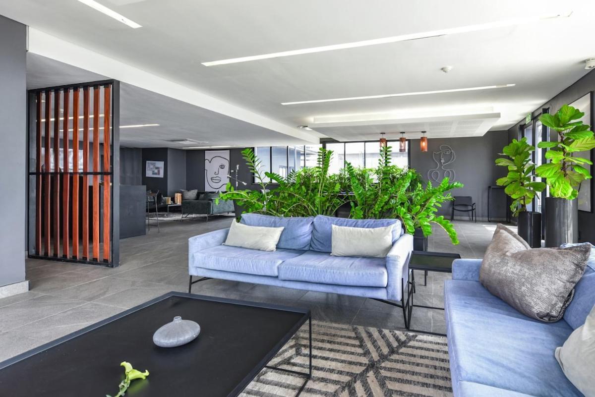 Apartment Chic With Panoramic Sandton Views *