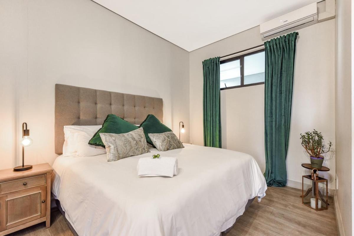 Chic With Panoramic Sandton Views Johannesburg