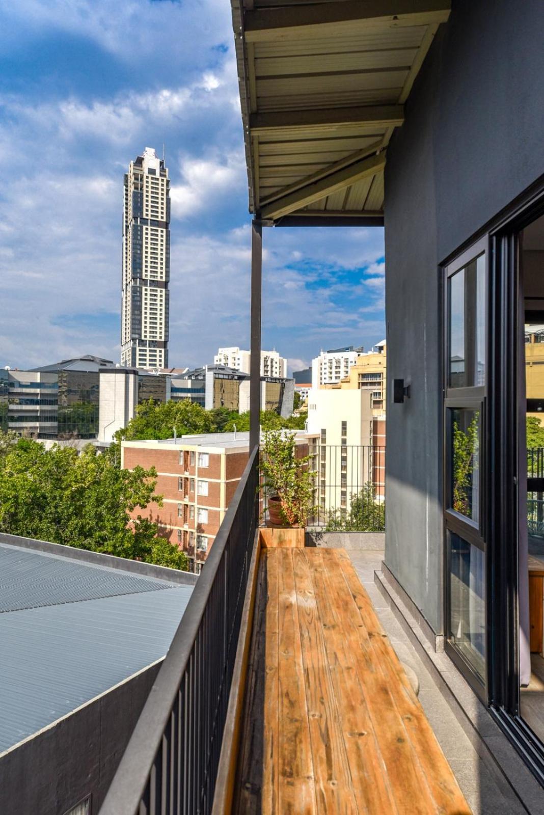 Apartment Chic With Panoramic Sandton Views *