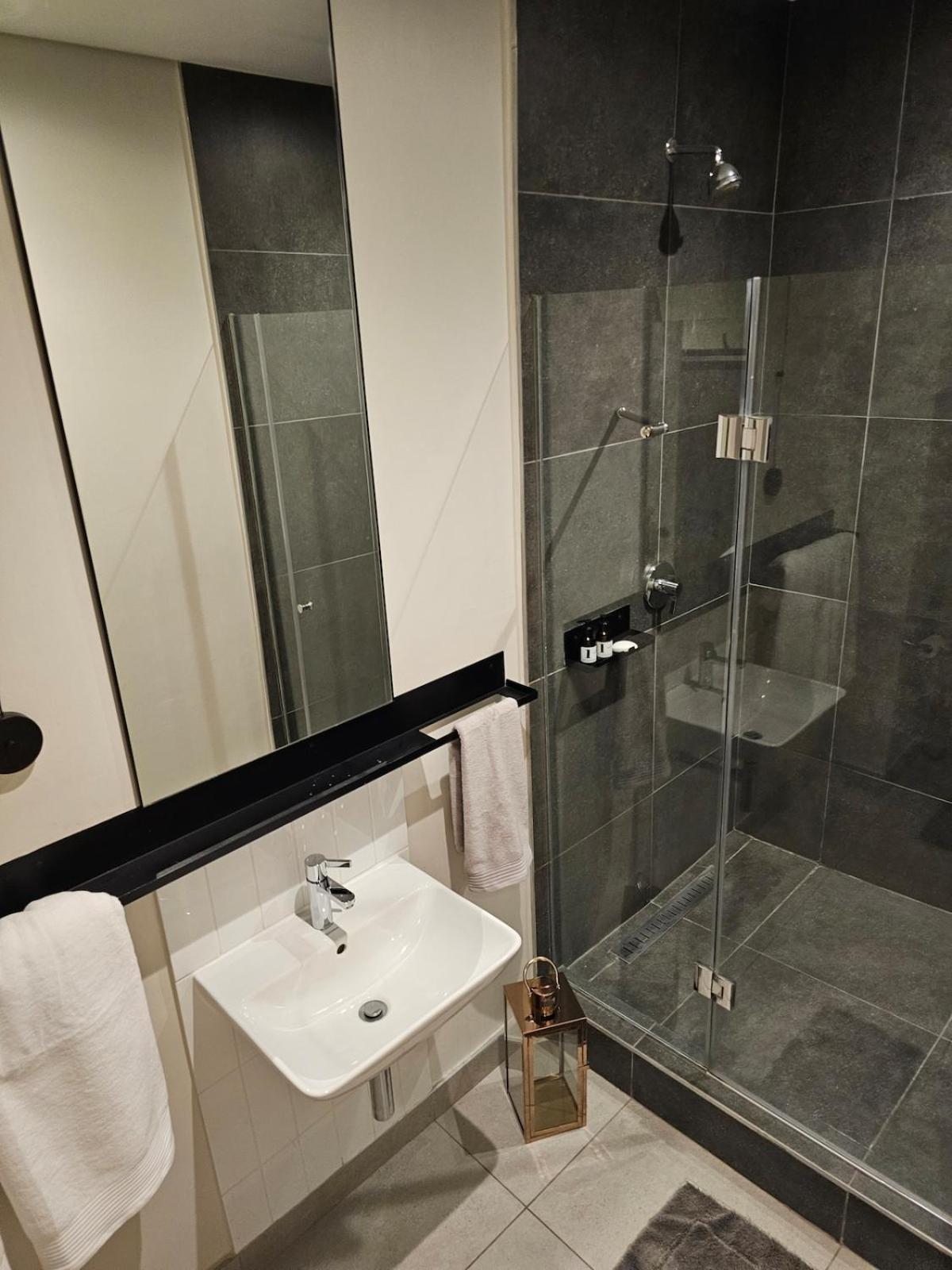 Apartment Chic With Panoramic Sandton Views *