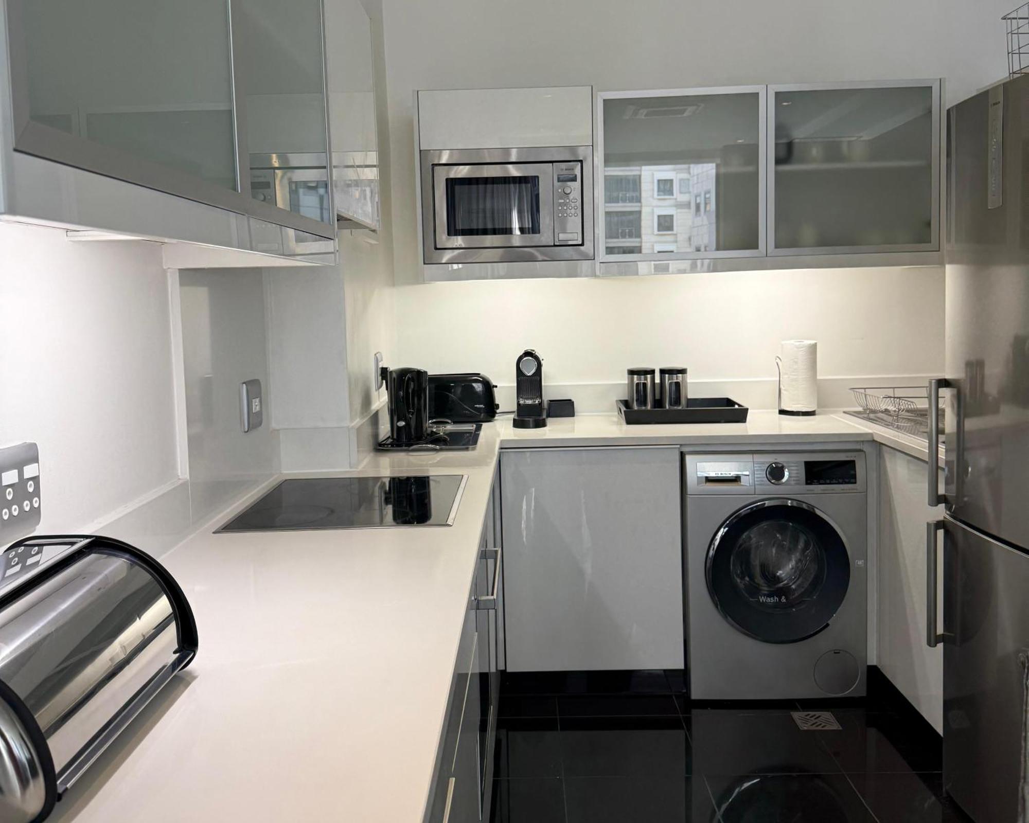 Luxury 1-Bedroom Suite In Sandton Khách sạn hẻo lánh *