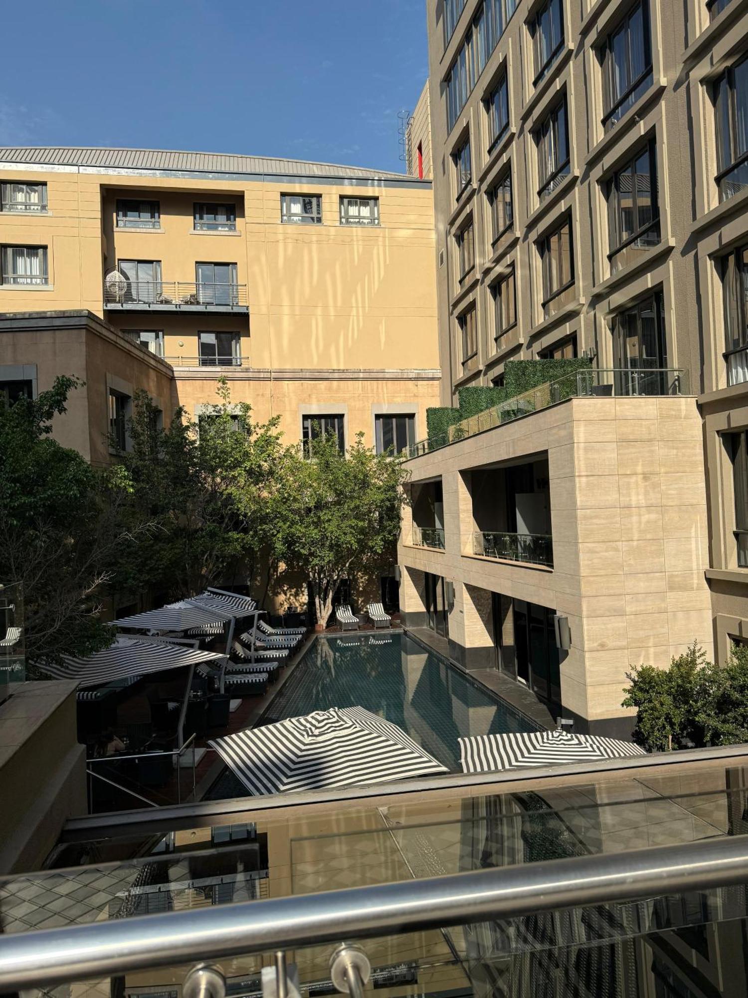 Luxury 1-Bedroom Suite In Sandton Khách sạn hẻo lánh
