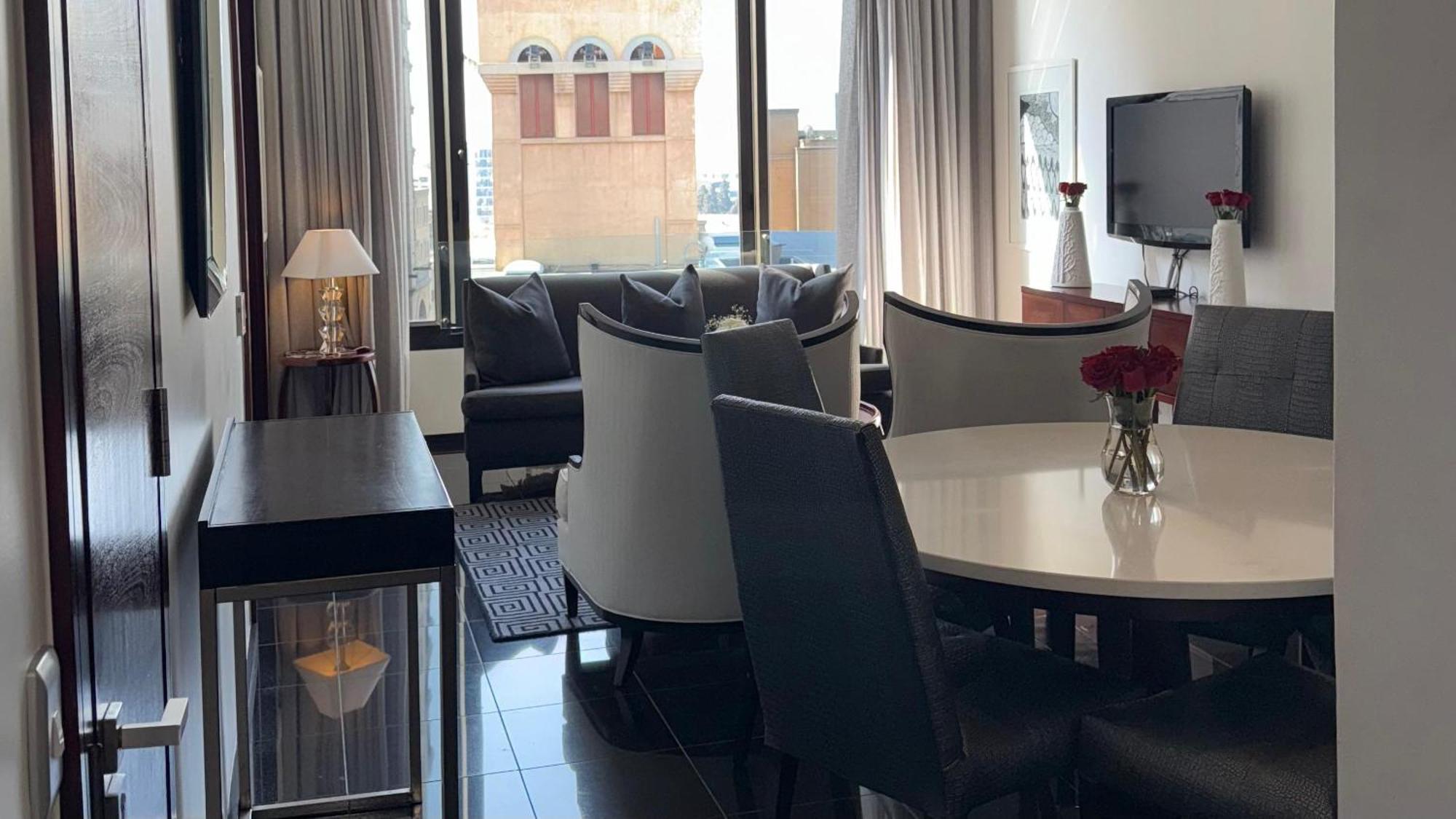 Luxury 1-Bedroom Suite In Sandton Khách sạn hẻo lánh *