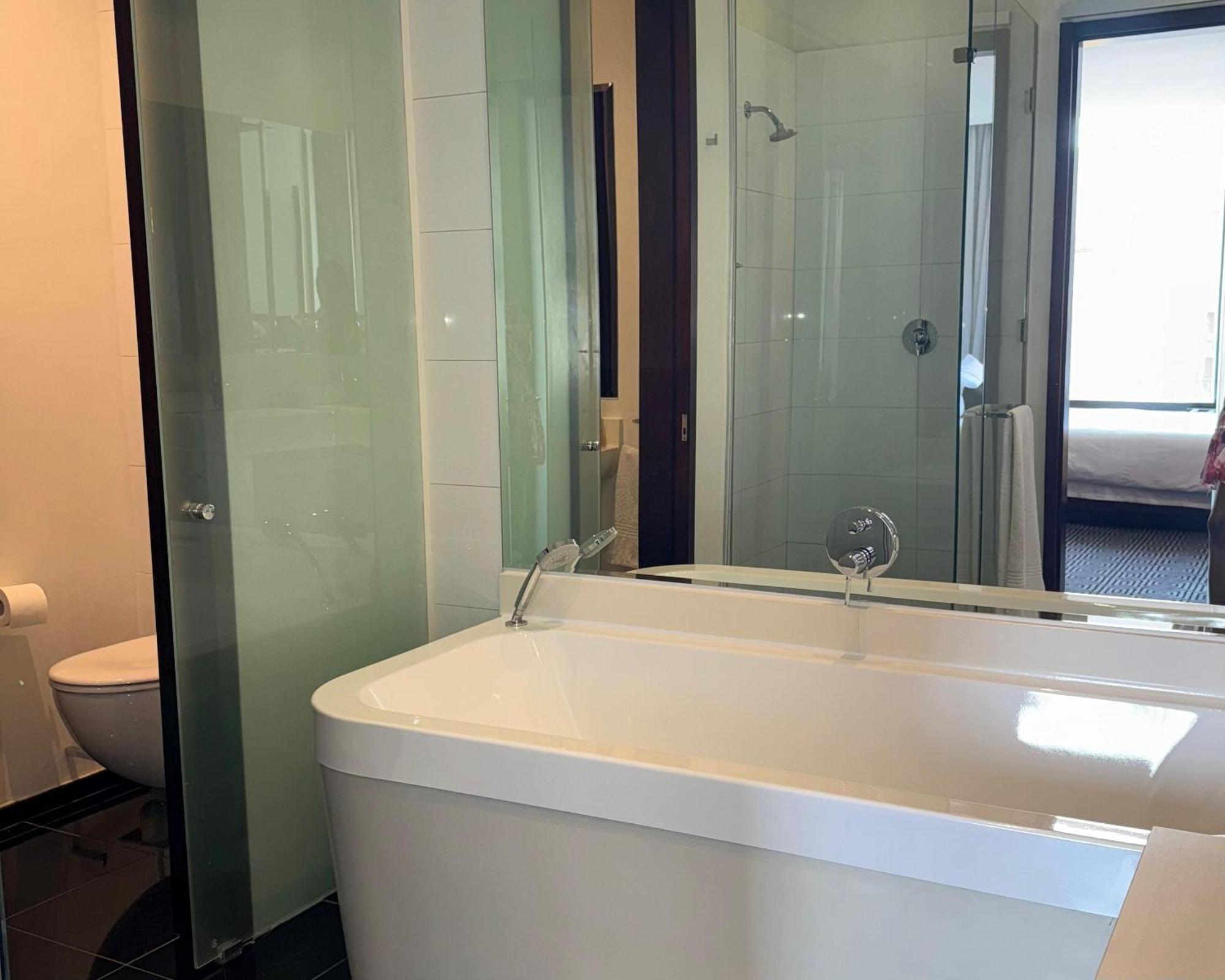 Khách sạn hẻo lánh Luxury 1-Bedroom Suite In Sandton Johannesburg