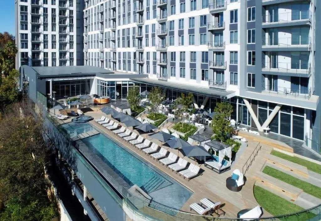 Modern In 5 Star Hotel, Backup Power And Water Johannesburg