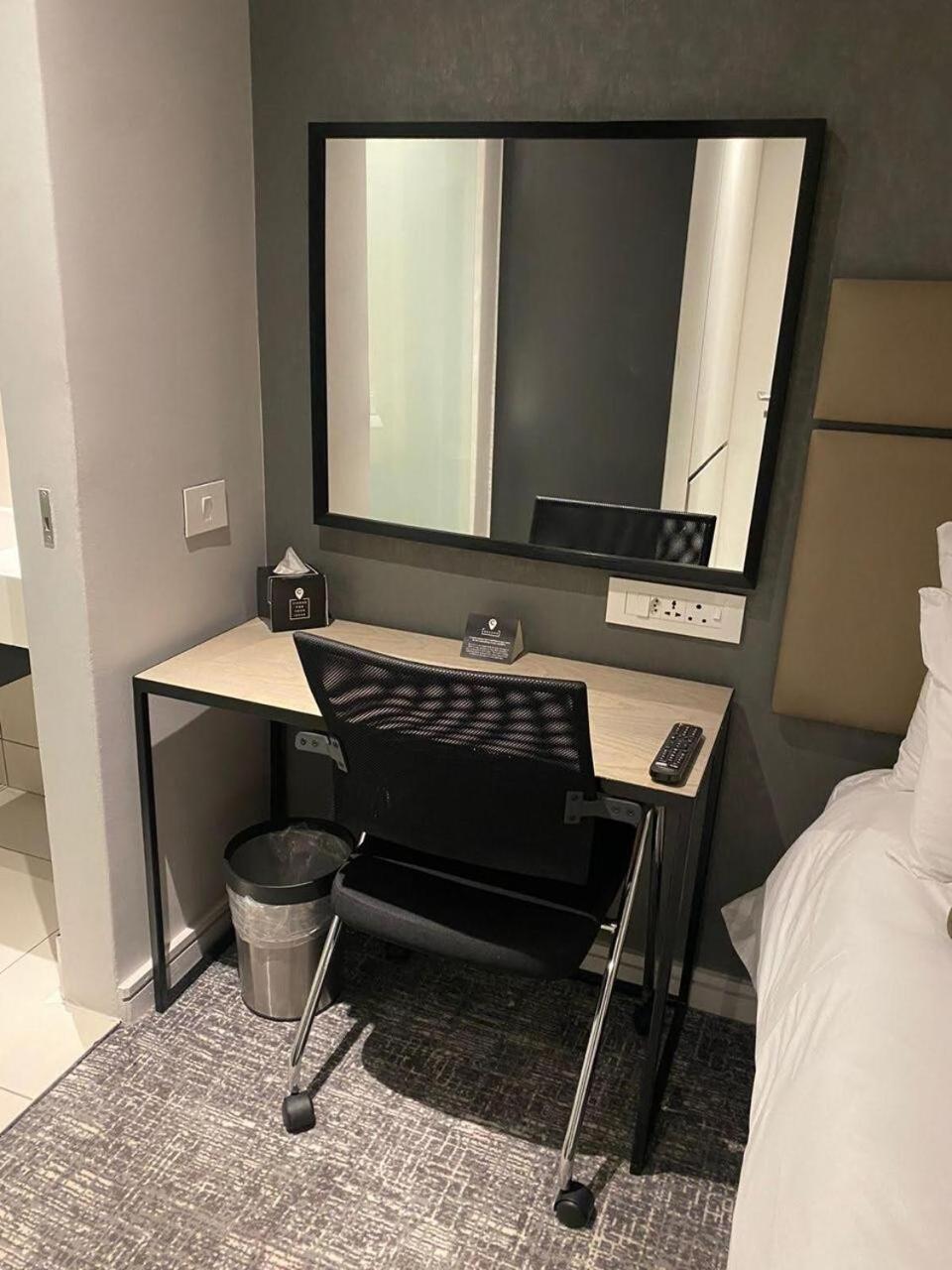 Modern In 5 Star Hotel, Backup Power And Water * Johannesburg