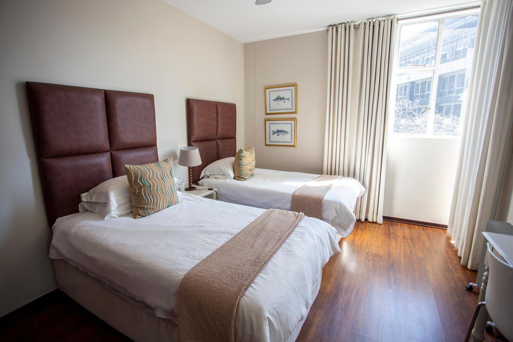 Apartment Luxurious 3-bedroom Sandton Retreat At 7 Alice Lane