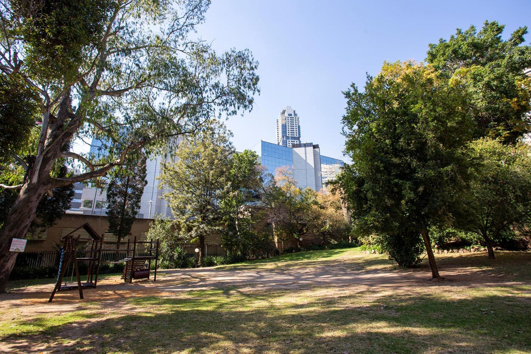 Apartment Luxurious 3-bedroom Sandton Retreat At 7 Alice Lane *
