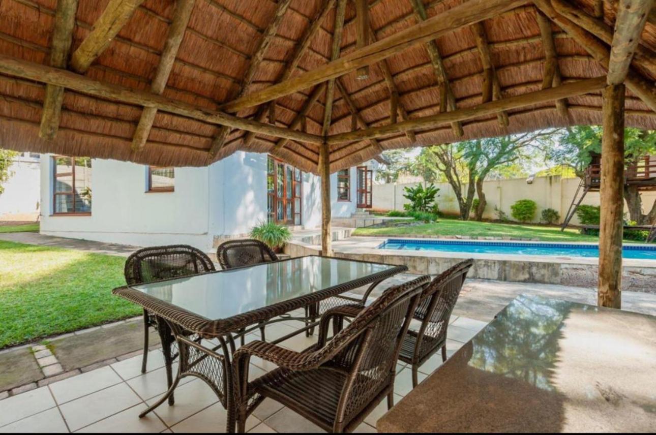 Charming Country Sandton With Back Up Power & Water Pousada Joanesburgo