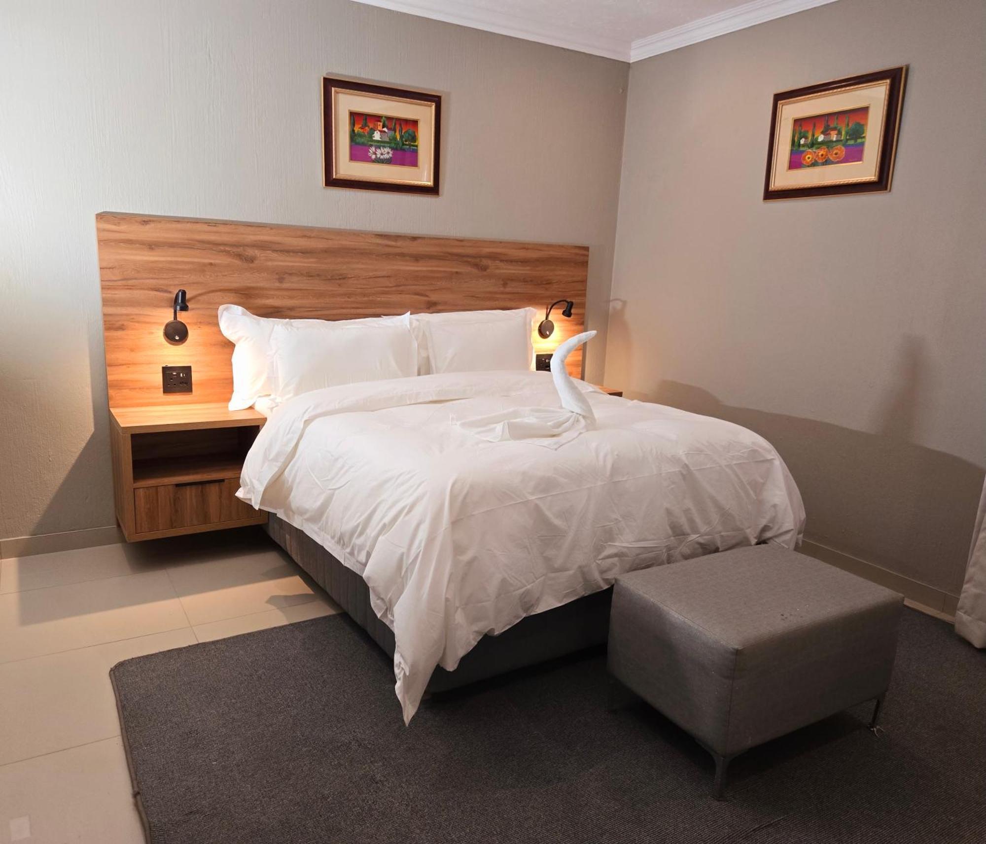 The Hide On Aston-sandton * Johannesburg