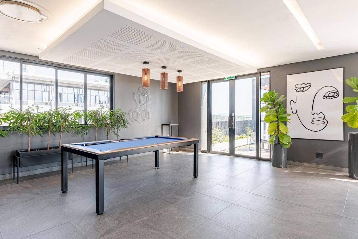 Apartment The Lineal In Heart Of Sandton With Backup Water And Power