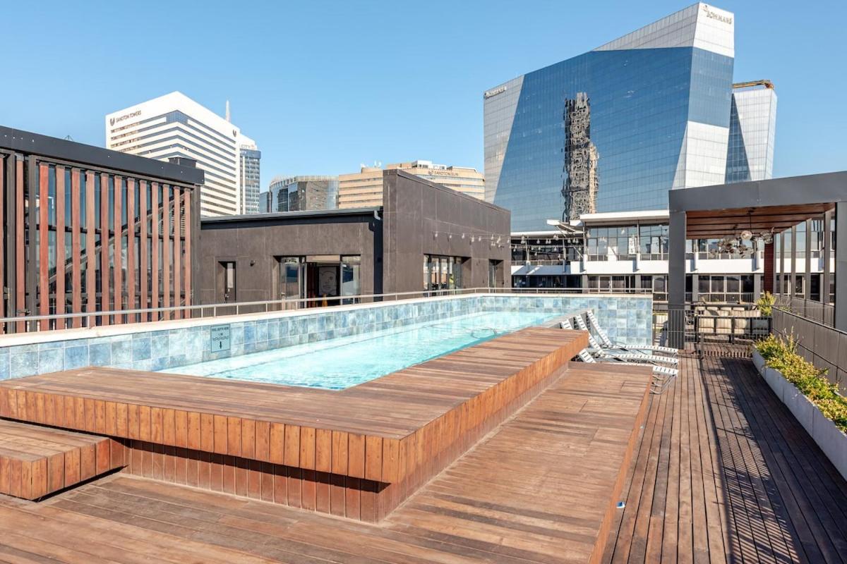 Apartment The Lineal In Heart Of Sandton With Backup Water And Power