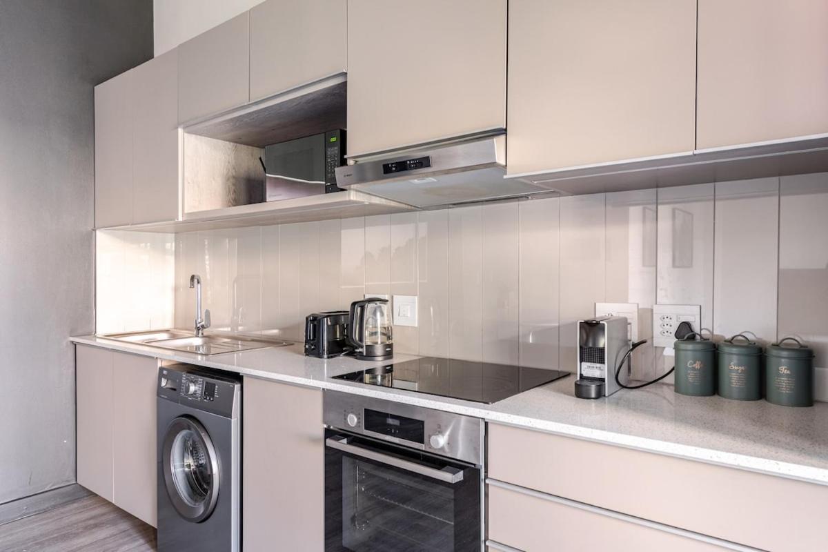 Apartment The Lineal In Heart Of Sandton With Backup Water And Power