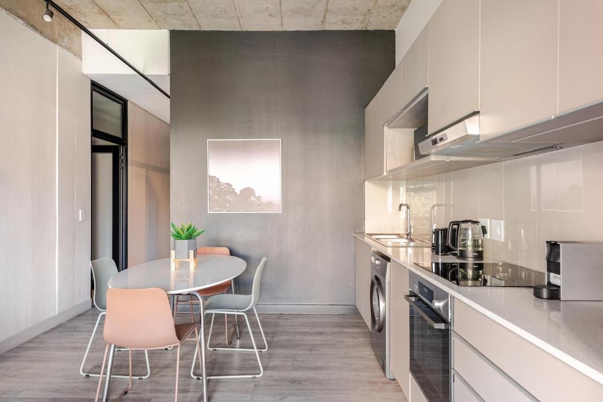 Apartment The Lineal In Heart Of Sandton With Backup Water And Power *