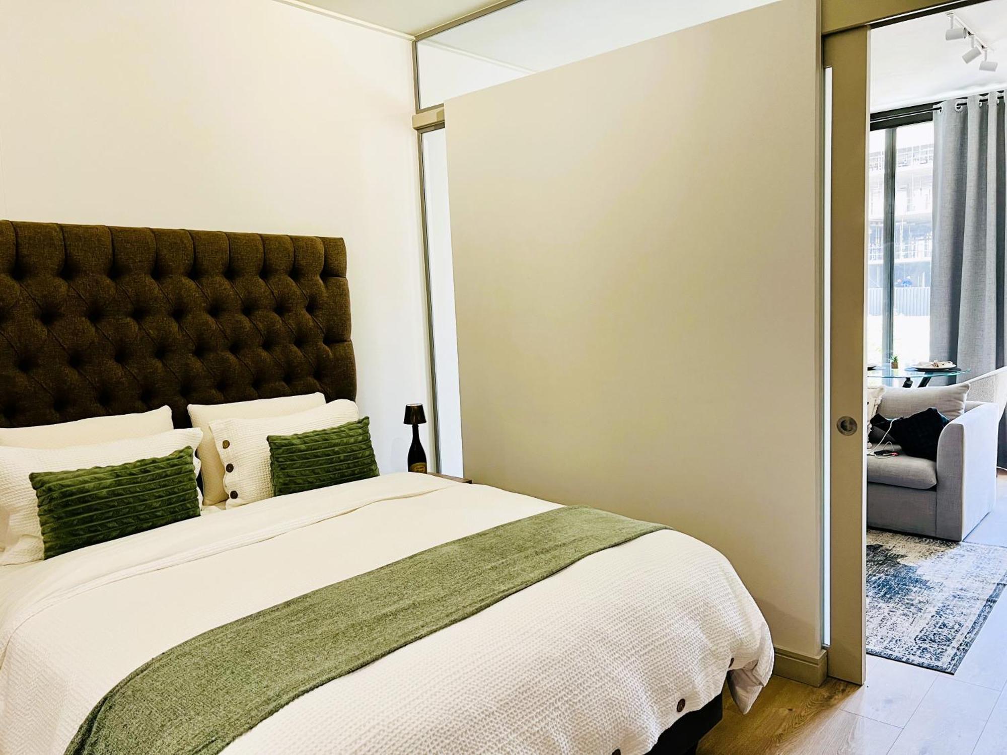 Urban Luxe Stay - 5 Min To Gautrain & Parking Apartment *