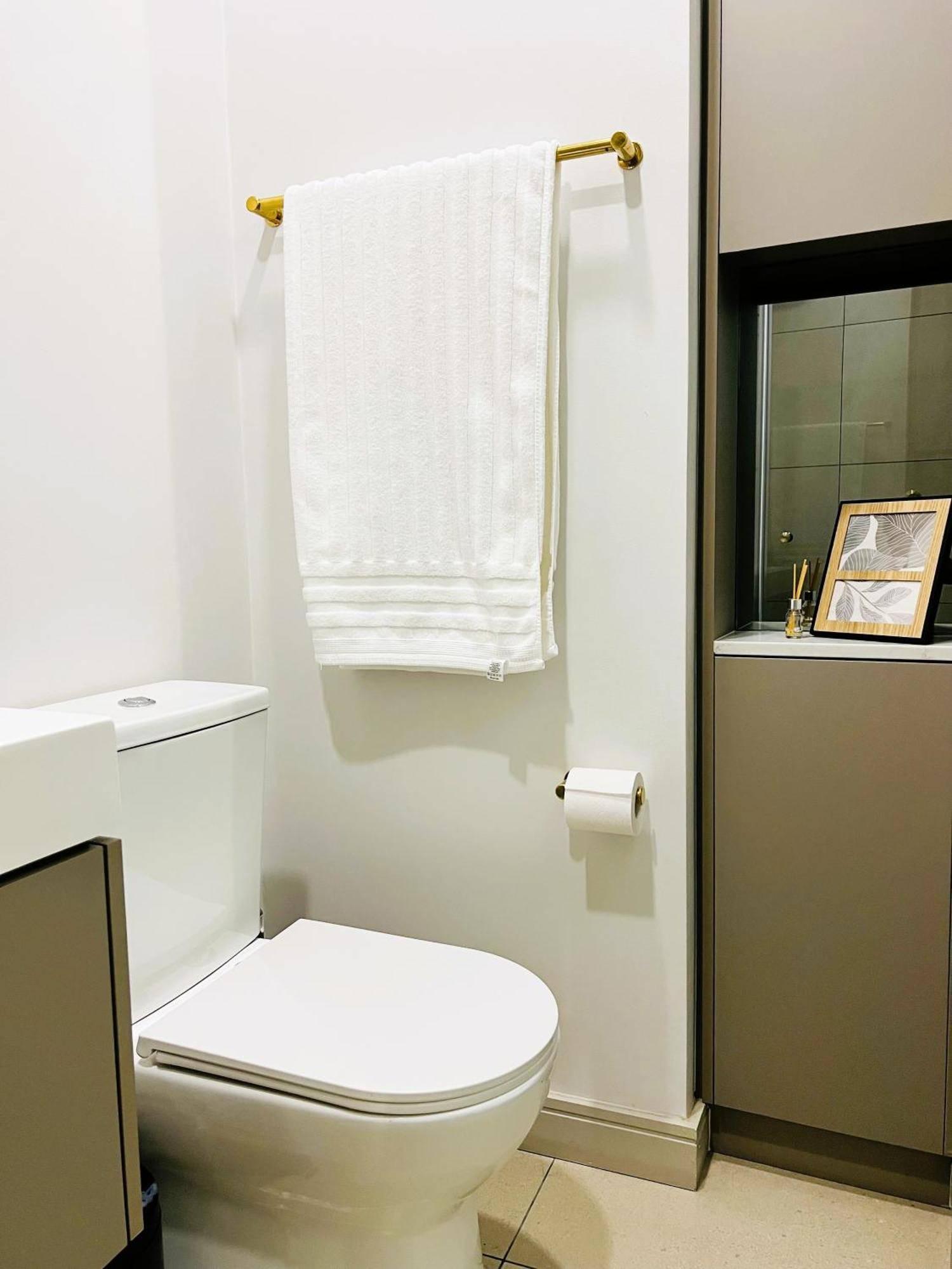 Urban Luxe Stay - 5 Min To Gautrain & Parking
