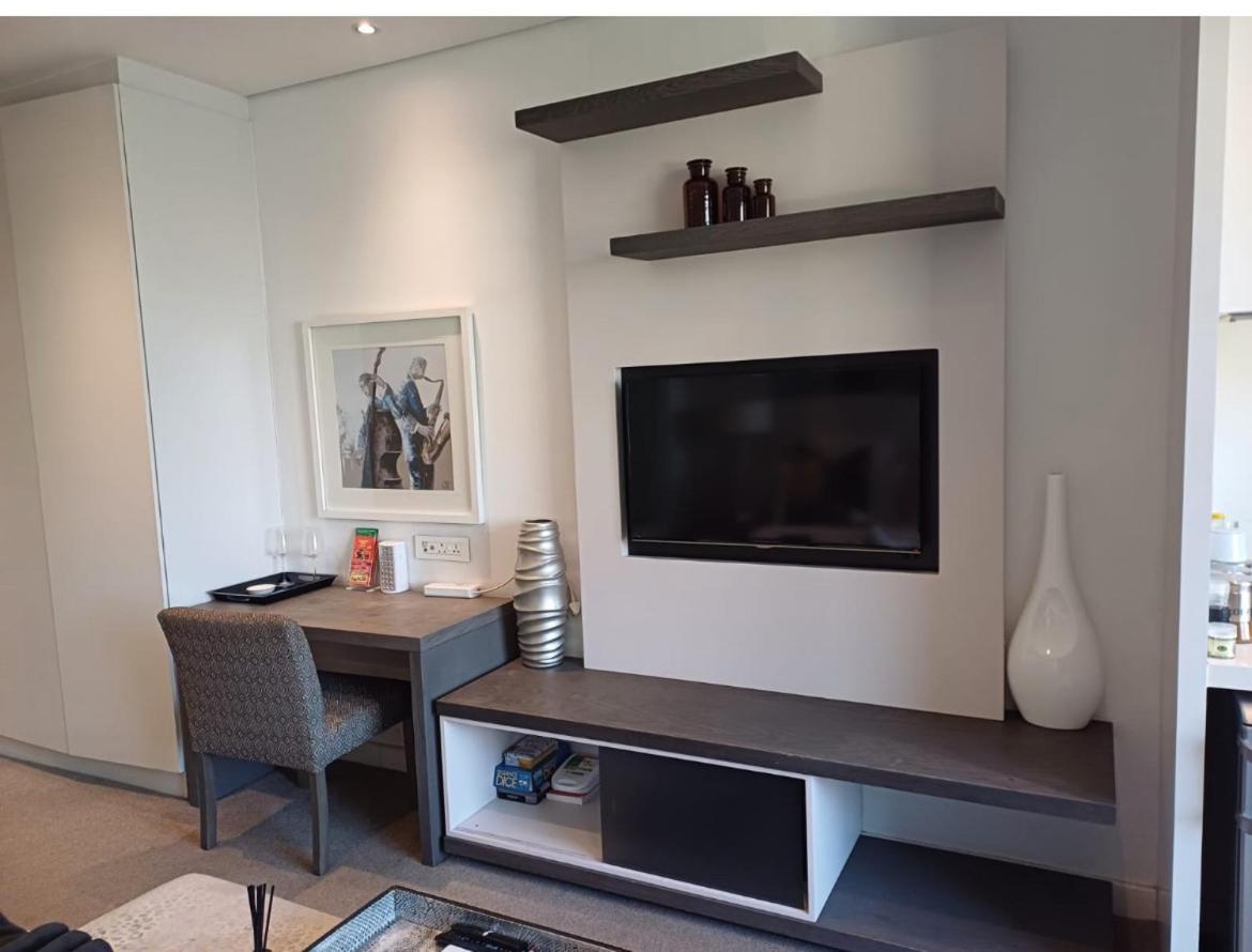 Dante's Sandton Skye Apartment *