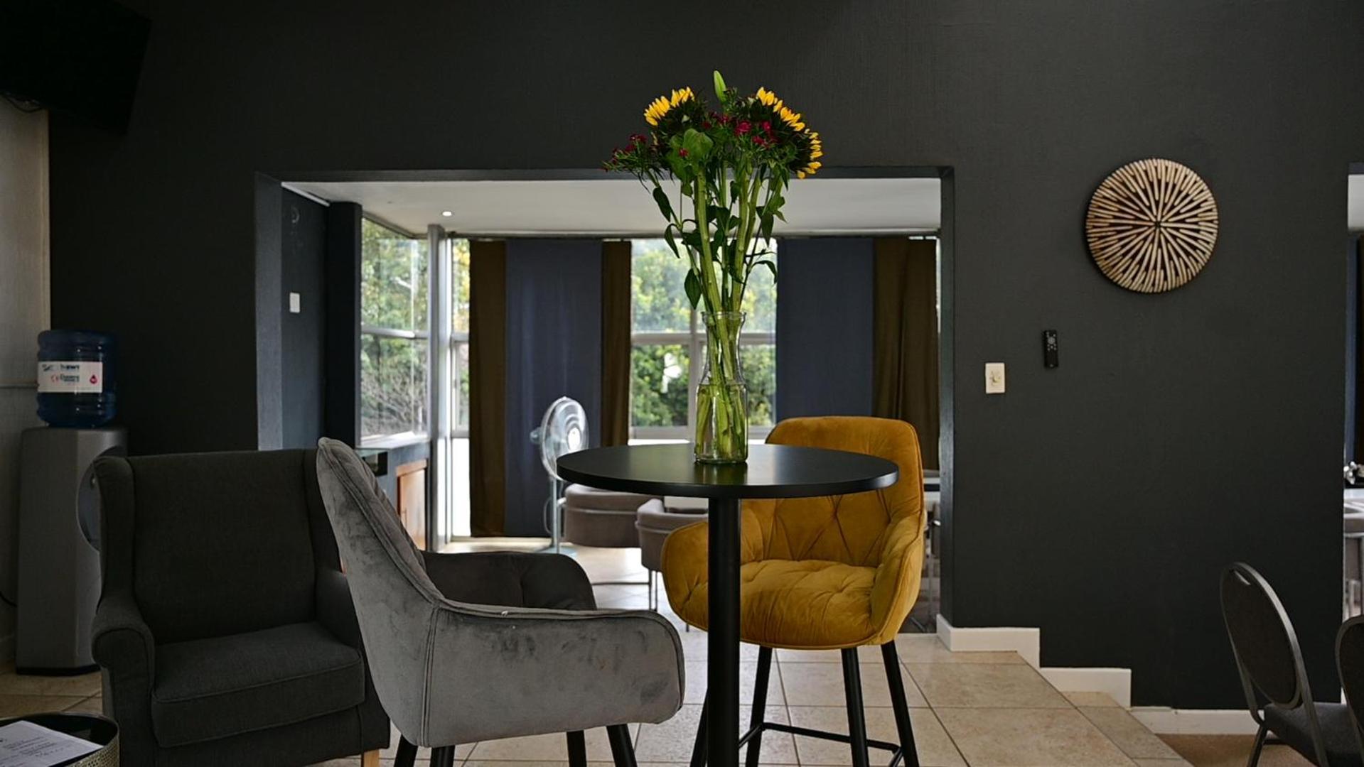 Sizanazo - In The Heart Of Northcliff Hill Homestay *