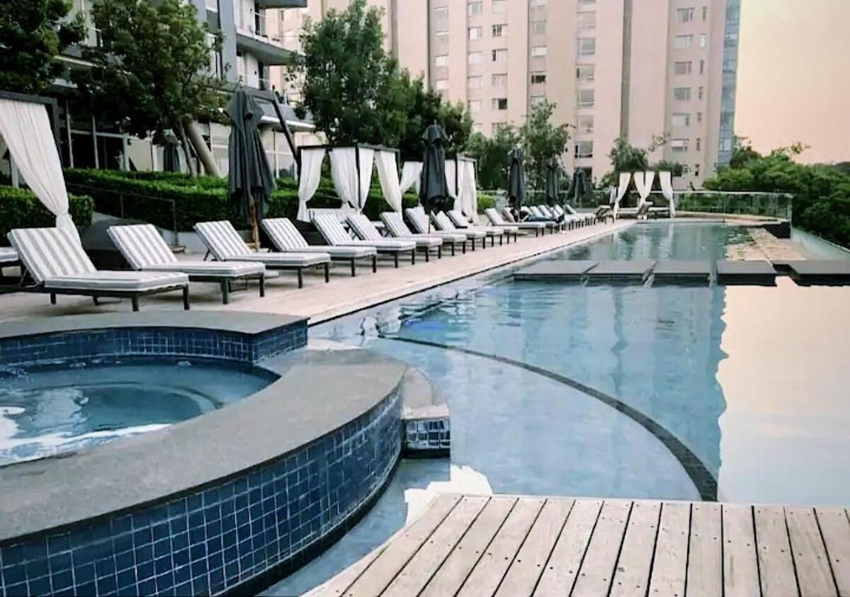 Sandton Pool View With Balcony Johannesburg