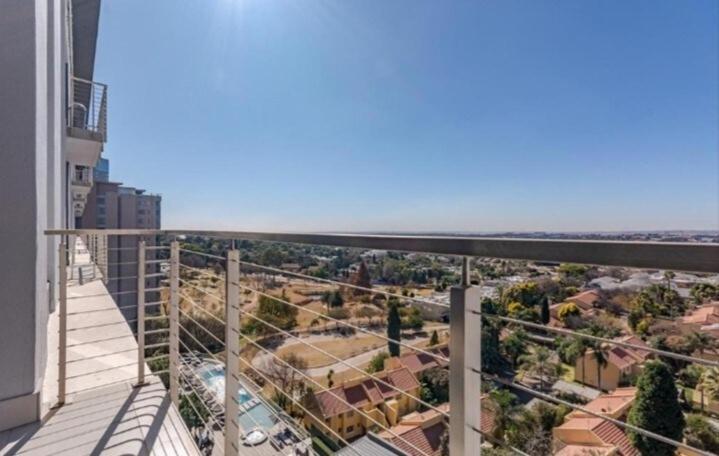 Sandton Pool View With Balcony Apartment *