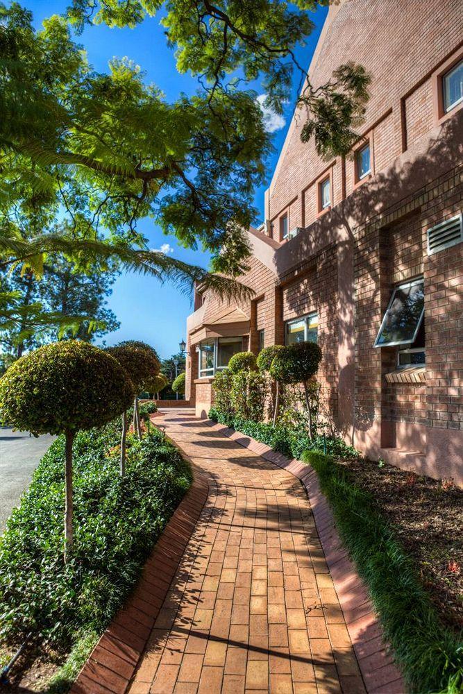 Road Rivonia Hotel *