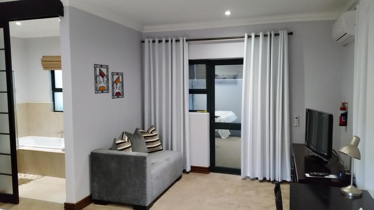 Rosebank By Claires 2*