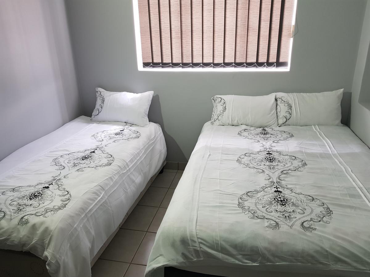 Brownstone Backpackers 3*