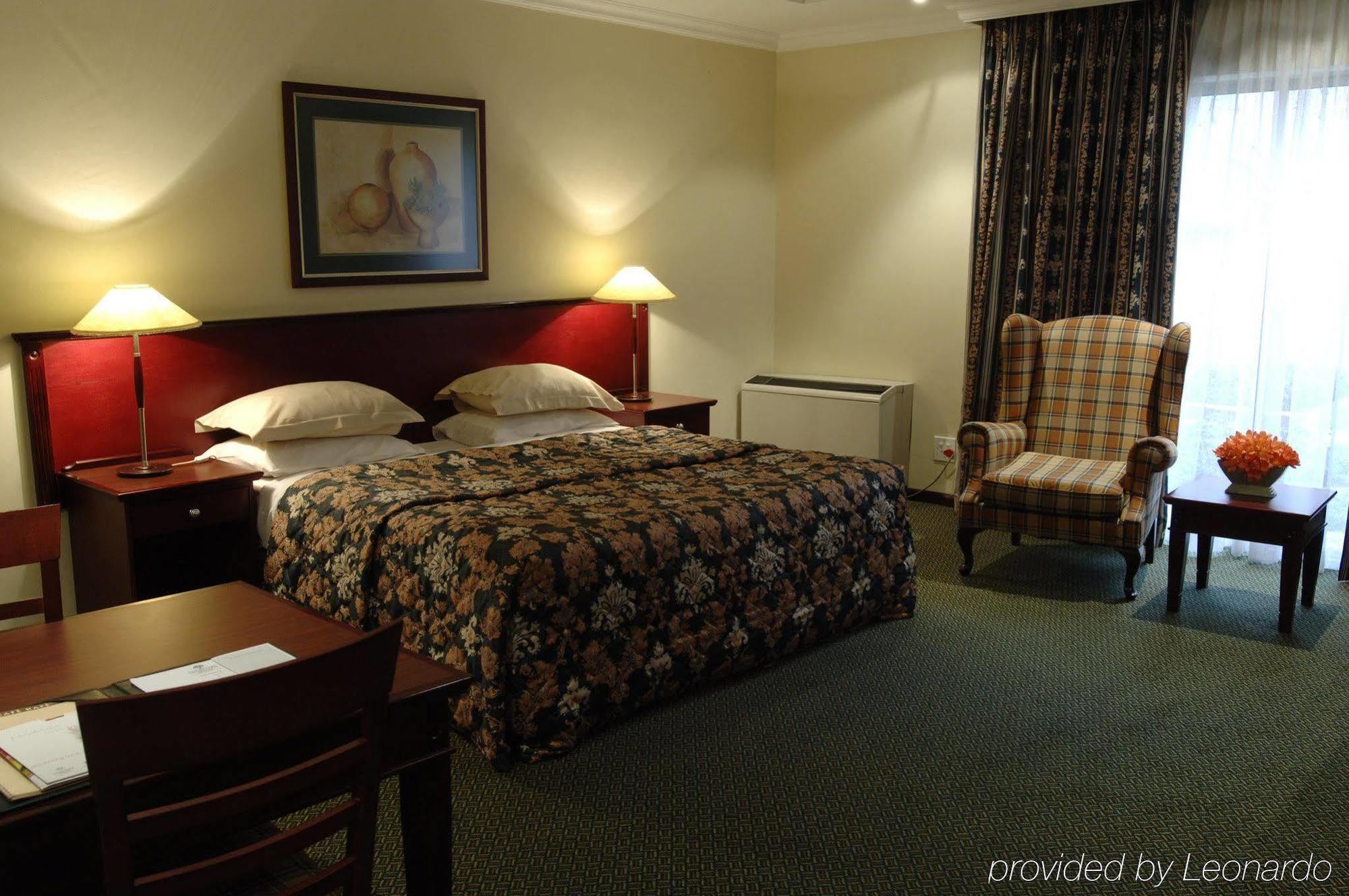 Courtyard Sandton Hotel 4*