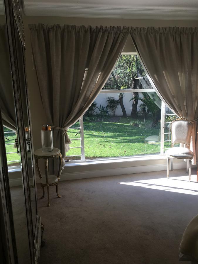 Vair's Place In Sandton Paulshof - Apartment, Lux Suites & Apartment Johannesburg