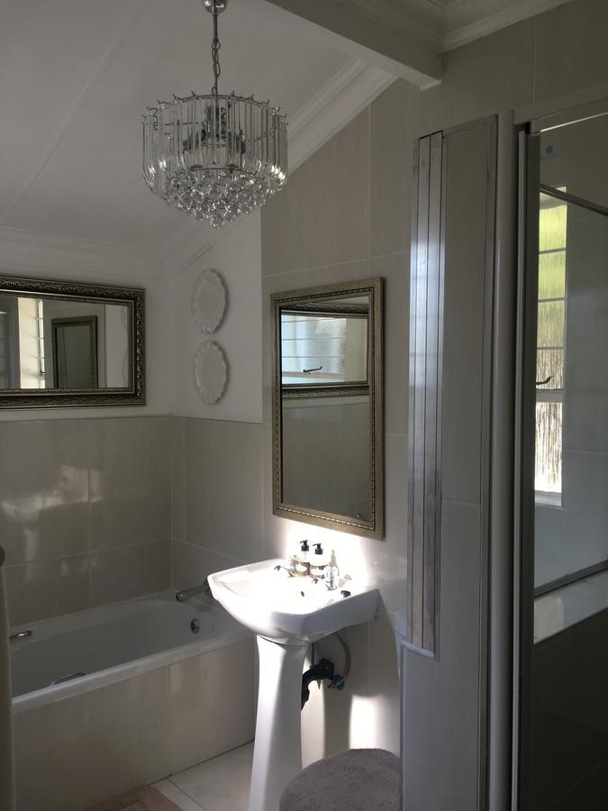 Vair's Place In Sandton Paulshof - Apartment, Lux Suites & Johannesburg
