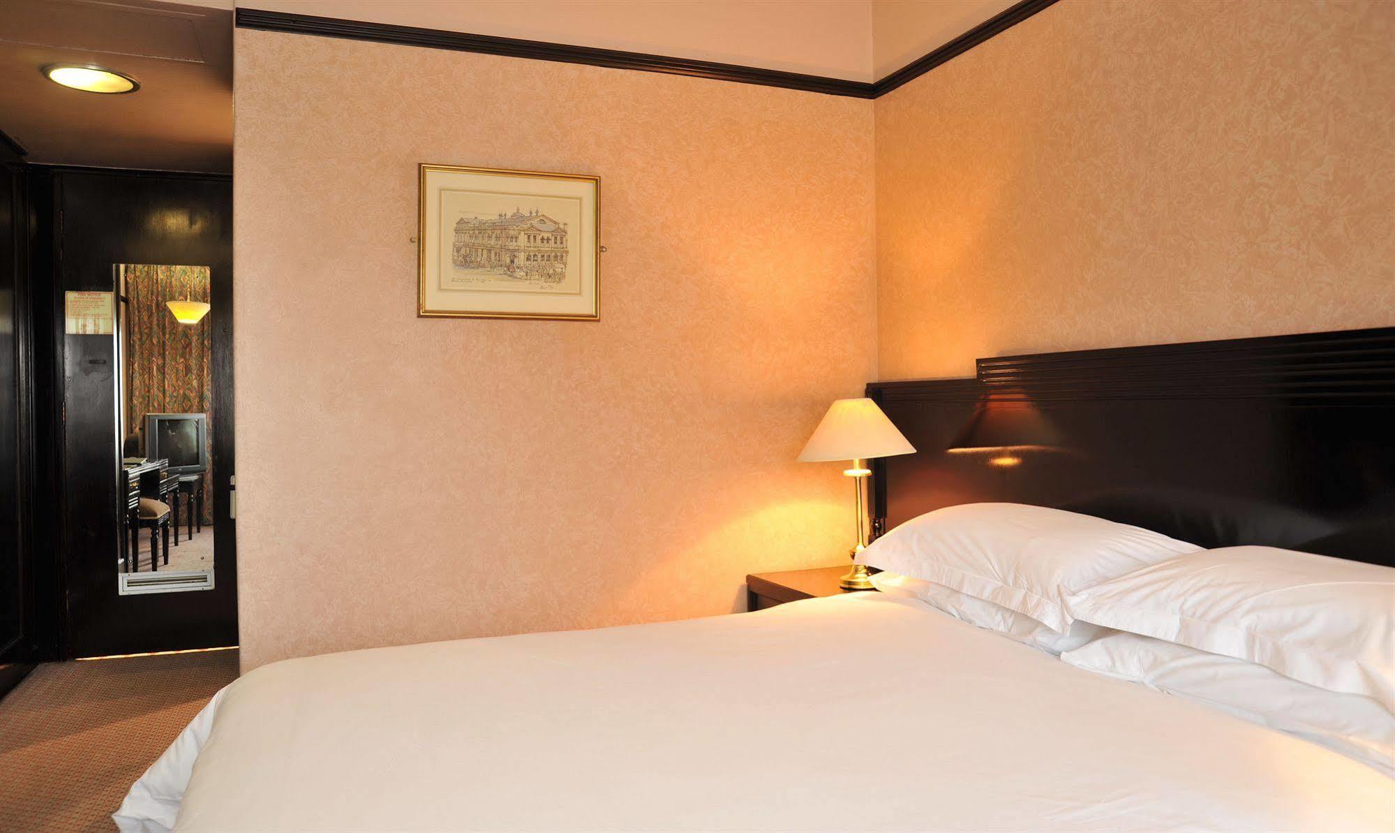 The Devonshire Khách sạn 3*